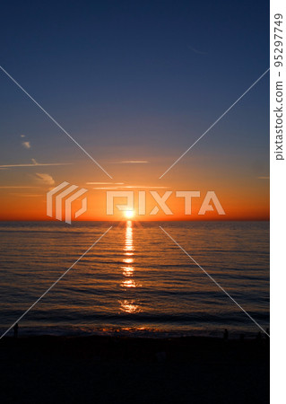 地平線上的太陽和海面上反射的光跡 地平線上的太陽和海面上反射的光跡 95297749