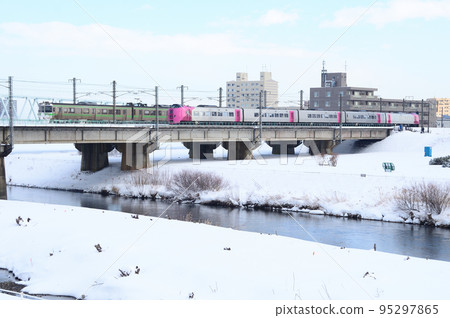 The 261 series Hamanasu formation passing the 721 series local train on the Toyohira River Bridge. The 261 series Hamanasu formation passing the 721 series local train on the Toyohira River Bridge. 95297865