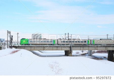 Limited express "Lilac" led by Kiha 789-203 wrapped with illustrations of the Sarobetsu wilderness in the Soya area Limited express "Lilac" led by Kiha 789-203 wrapped with illustrations of the Sarobetsu wilderness in the Soya area 95297872