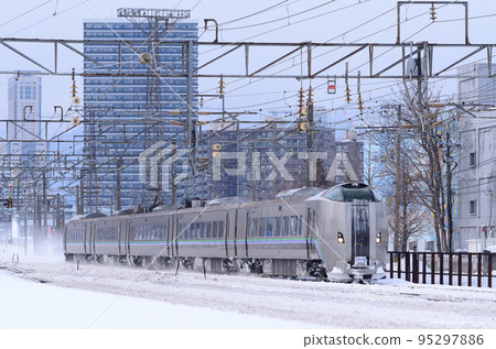 The 789-series 1000-series Limited Express "Kamui" returns to Asahikawa before the snow clinging to the front of the car has fallen. The 789-series 1000-series Limited Express "Kamui" returns to Asahikawa before the snow clinging to the front of the car has fallen. 95297886