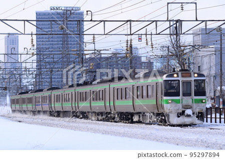 721系列快速列車“機場”即使在地板上有雪也能快速運行 721系列快速列車“機場”即使在地板上有雪也能快速運行 95297894