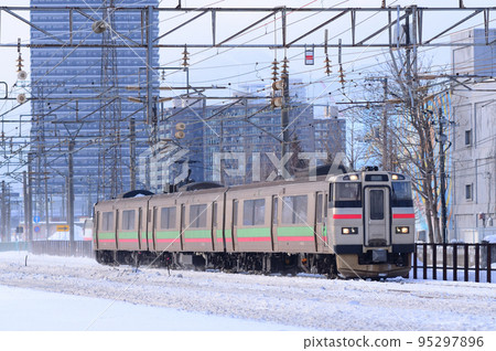 函館本線的當地列車在一個溫和的冬日下午開往岩見澤 函館本線的當地列車在一個溫和的冬日下午開往岩見澤 95297896