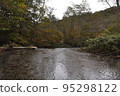 北海道白老井的山間溪流 95298122