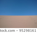 Tottori sand dunes 95298161