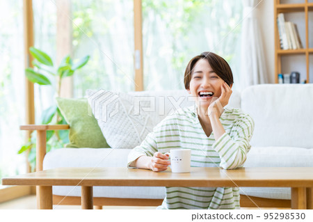 一位在客廳放鬆的中年婦女 95298530