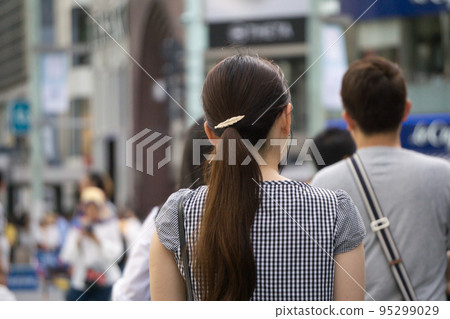 downtown people women 95299029