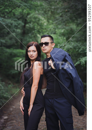 Portrait of a beautiful couple in dark clothes 95299107