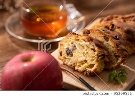 有自製的蘋果蛋糕 (apple cake) 配茶 95299531