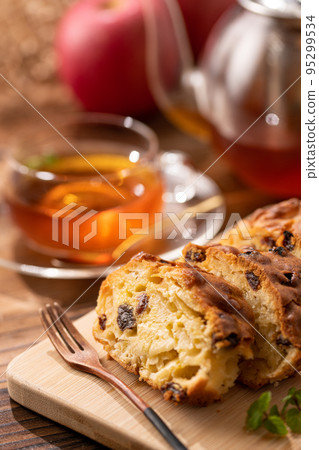 Have homemade apple cake (apple cake) with tea 95299534