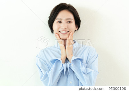 牙齒乾淨的女人的肖像 95300108