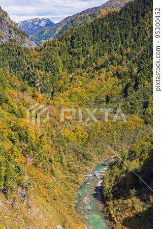 (富山縣)從黑部大壩看黑部峽谷和白馬山脈 秋天 (富山縣)從黑部大壩看黑部峽谷和白馬山脈 秋天 95300452