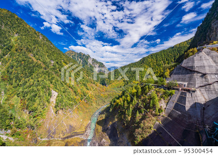 (Toyama Prefecture) View of Kurobe Gorge and Shirouma mountain range from Kurobe Dam Autumn (Toyama Prefecture) View of Kurobe Gorge and Shirouma mountain range from Kurobe Dam Autumn 95300454