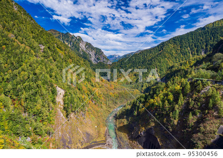 (Toyama Prefecture) View of Kurobe Gorge and Shirouma mountain range from Kurobe Dam Autumn (Toyama Prefecture) View of Kurobe Gorge and Shirouma mountain range from Kurobe Dam Autumn 95300456