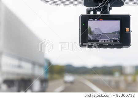 高速公路上的汽車行車記錄儀 95300738