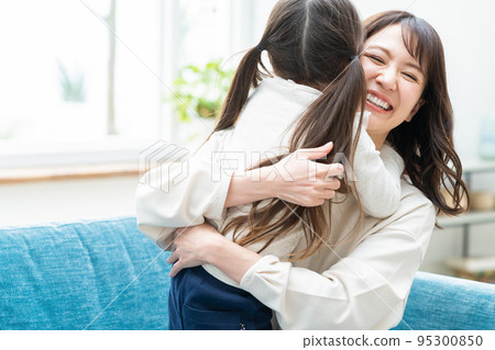 家庭 家庭 親子生活方式 好朋友擁抱 95300850