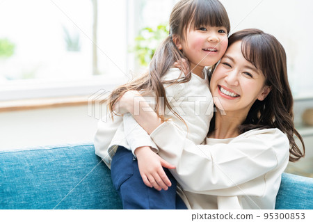 Family Family Parent-child lifestyle Good friend hug Family Family Parent-child lifestyle Good friend hug 95300853