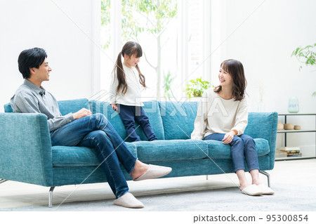 Family Family Parent-child lifestyle Good friend hug Family Family Parent-child lifestyle Good friend hug 95300854