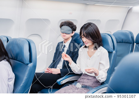 使用機上娛樂的乘客 使用機上娛樂的乘客 95301107