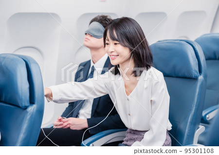 使用機上娛樂的乘客 使用機上娛樂的乘客 95301108