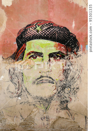 Cuba, Portrait of Ernesto Che Guevara on the wall of a house in Havana 95301335