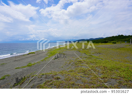 平塚海灘波浪、海灘和藍天 95301627