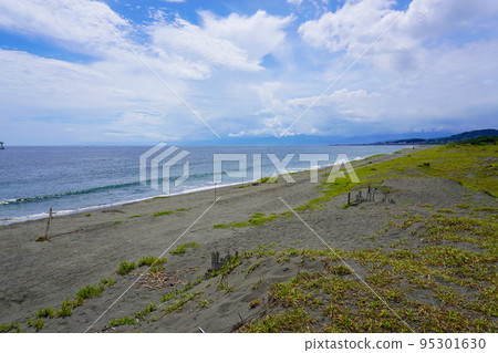 平塚海灘波浪、海灘和藍天 95301630