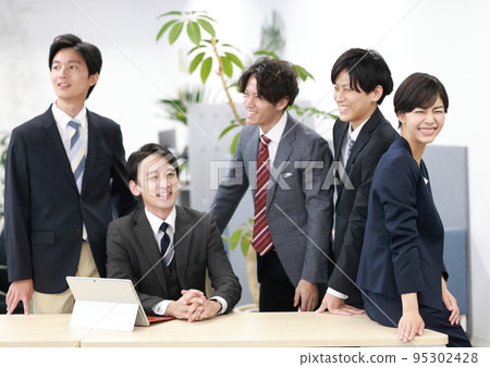 Five business people who smile and pose _4 95302428
