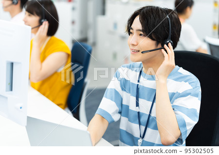 在呼叫中心工作的年輕人 95302505