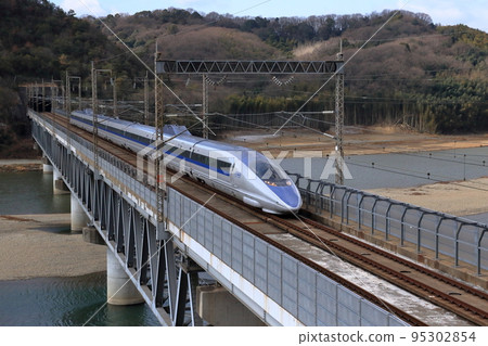 500系新幹線穿過鐵橋 500系新幹線穿過鐵橋 95302854