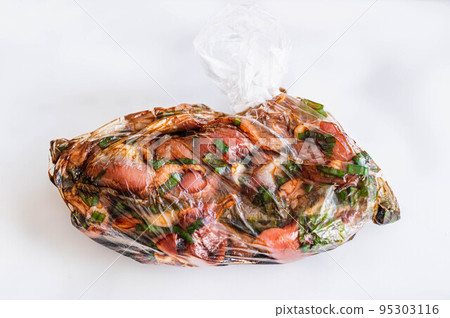 用醬油醃製雞胗和蔥 95303116