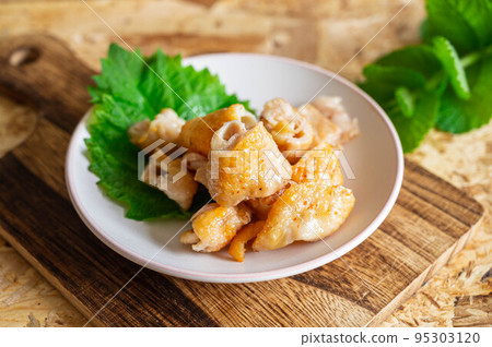 Salt-grilled chicken skin Salt-grilled chicken skin 95303120