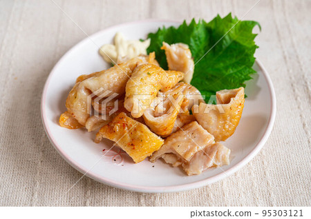 Salt-grilled chicken skin Salt-grilled chicken skin 95303121