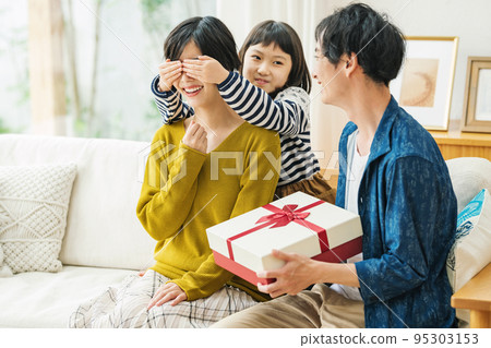 偷偷準備禮物給媽媽的一家人 95303153