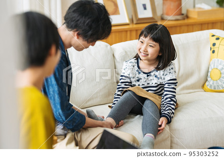 Family gathering together in the living room of the house 95303252