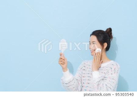 Women in their 20s make-up 95303540