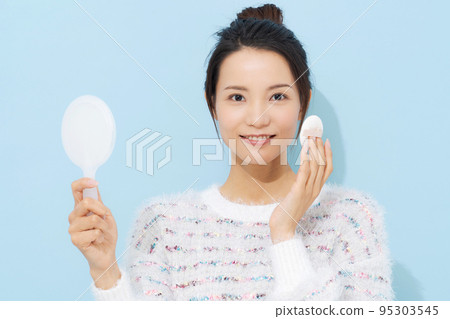 20多歲的女性化妝 95303545