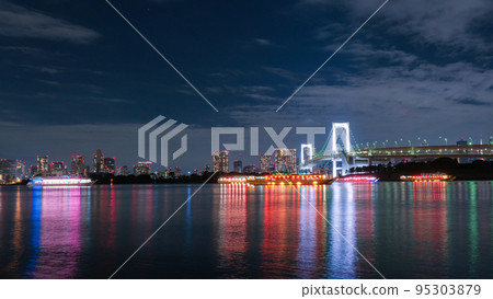 東京灣夜景與彩虹橋和從東京台場海濱公園漂浮的船屋 95303879