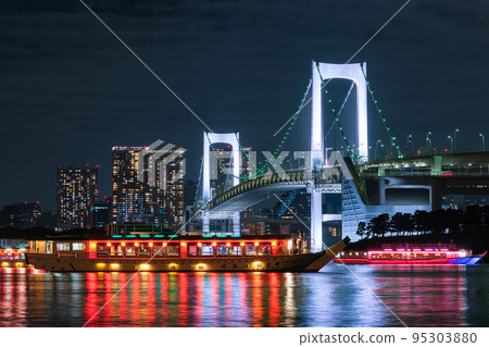 東京灣夜景與彩虹橋和從東京台場海濱公園漂浮的船屋 95303880