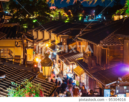 Autumn Kyoto Ninenzaka night view Autumn Kyoto Ninenzaka night view 95304016