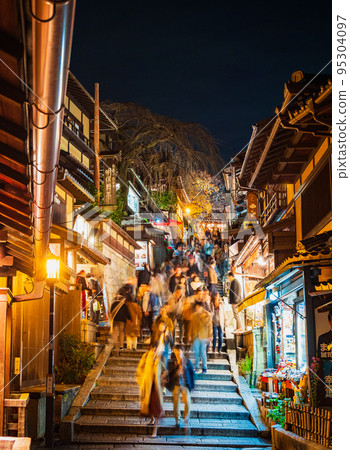 Autumn Kyoto Sanneizaka night view Autumn Kyoto Sanneizaka night view 95304097