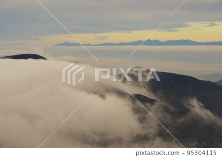 從長野縣和群馬縣交界處的橫手山和漂浮在雲海中的山脈看到的早晨的雲海 95304115