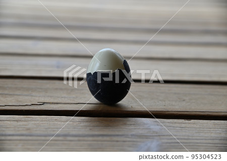 A black boiled egg boiled in the hot springs of Owakudani 95304523