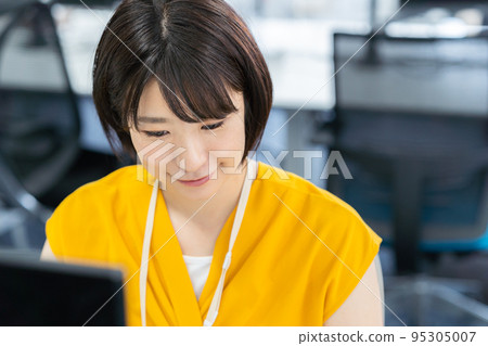 Young woman working in the office Young woman working in the office 95305007