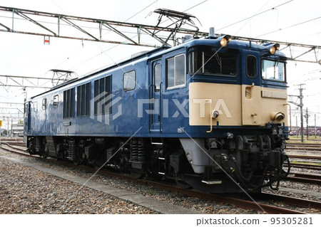 EF64 type electric locomotive (EF64 type 1000 series) stopping at the depot EF64 type electric locomotive (EF64 type 1000 series) stopping at the depot 95305281