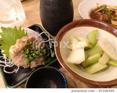 Stop by an izakaya and have a drink Stop by an izakaya and have a drink 95306499