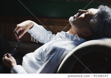 戴墨鏡的灰髮男人 戴墨鏡的灰髮男人 95306547