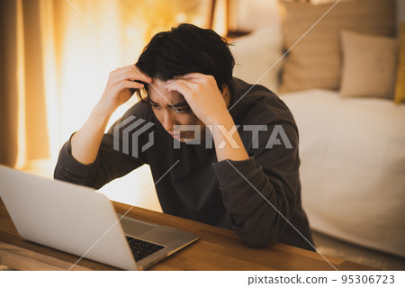 晚上電腦困擾的人 晚上電腦困擾的人 95306723