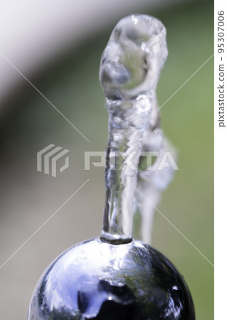 Macro photo of a water bottle in the park 95307006