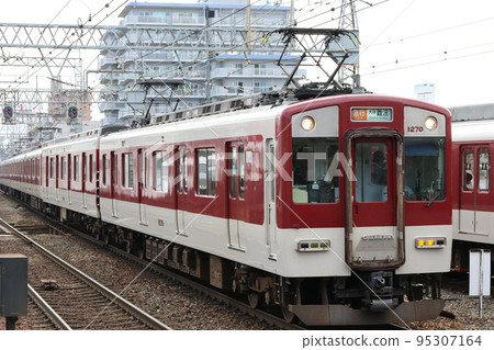 近鐵1220號線列車進入鶴橋站 近鐵1220號線列車進入鶴橋站 95307164