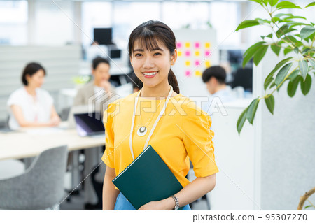 Young woman working in the office 95307270